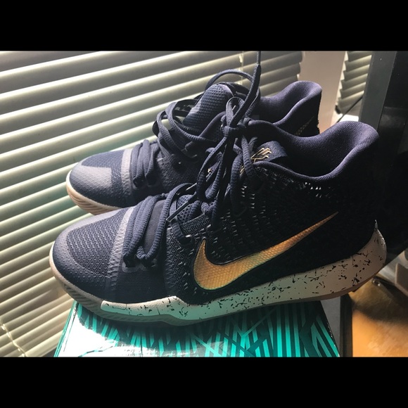 NEW KYRIE  5.5Y - Picture 5 of 7
